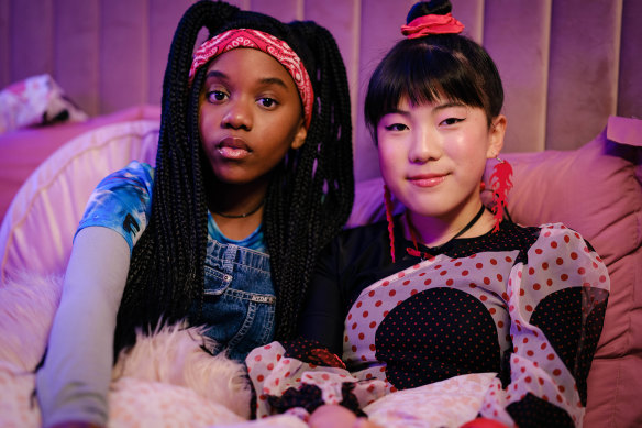 Ayiana Ncube et Riya Mandrawa dans Montez le volume.