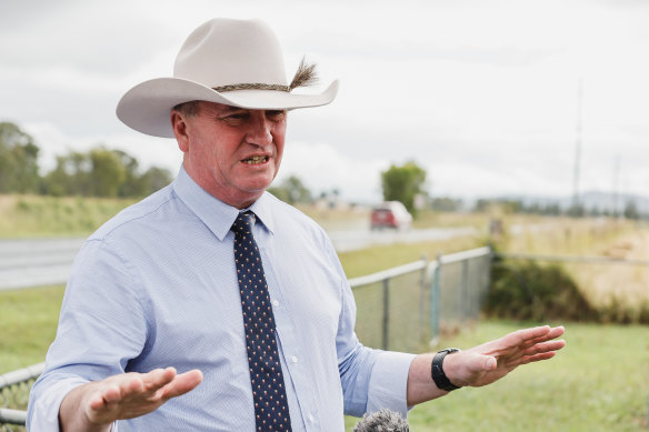 Barnaby Joyce fera partie de la couverture de Sky News le soir des élections.  Malheureusement, le réseau a une politique stricte de non-chapeau à l'intérieur.