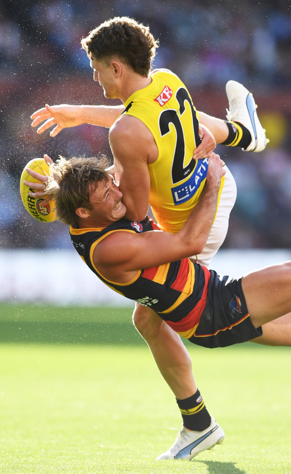 Jacob Hopper des Tigers taclé par Luke Pedlar des Crows.