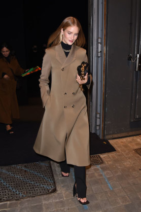 Les manteaux camel sont un incontournable de la garde-robe de Rosie Huntington-Whiteley.