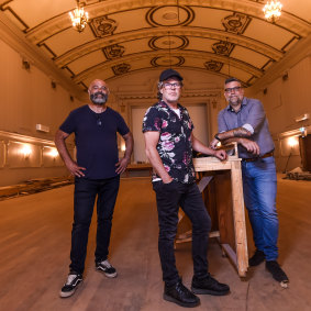 Andrew Mansfield (à droite) avec ses partenaires Ash Ibraheim et Ben Thompson avant le début des travaux l'année dernière sur la rénovation du Northcote Theatre pour la musique live.