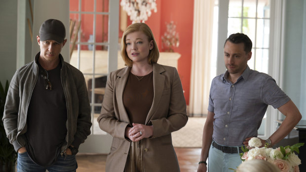 Les frères et sœurs Kendall (Jeremy Strong), Shiv (Sarah Snook) et Roman Roy (Kieran Culkin) sont capables de conclure l'accord avec Pierce en faisant ce qu'ils font le mieux : dépenser de l'argent qui n'existe pas.