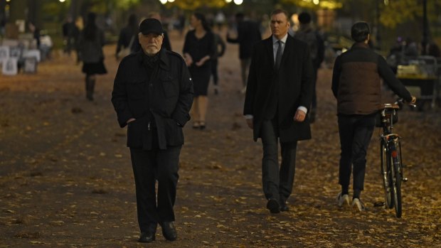 Juste deux amis proches qui se promènent, à dix pieds l'un de l'autre.  Au début de la saison quatre, Logan semble un peu seul.