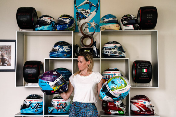 Tiffany Cromwell cherche l'inspiration pour ses conceptions de casque dans les endroits où Valtteri Bottas concourt. 