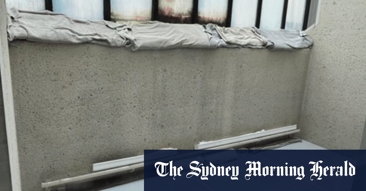 La National Gallery of Australia utilise des seaux pendant la pluie alors que le bâtiment tombe en ruine