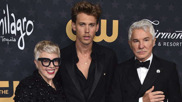 Catherine Martin avec Austin Butler et Baz Luhrmann aux Critics Choice Awards à Los Angeles en janvier.