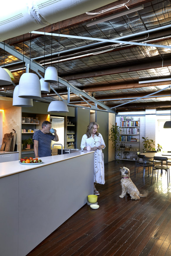 Kirton, Simpson et Molly le terrier des blés dans la cuisine ouverte. 