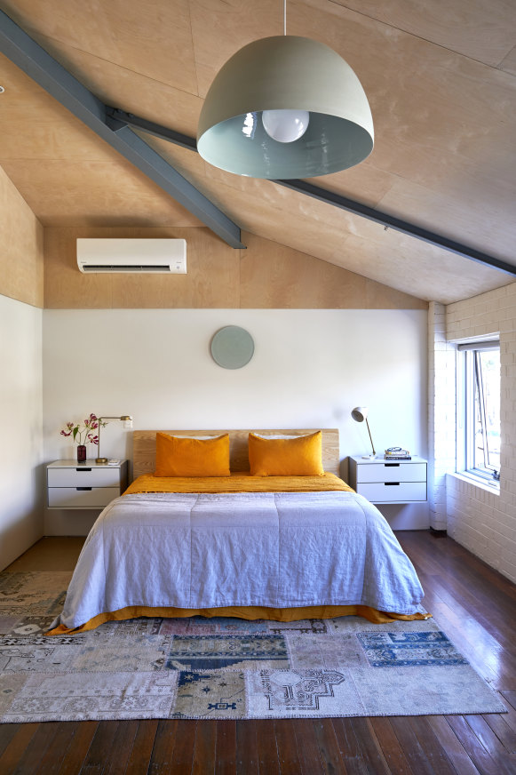 La chambre est entourée de contreplaqué, avec une isolation supplémentaire pour éloigner le bruit des avions.  « C'est un espace simple et calme », explique Simpson.  Les tables de chevet sont de Vitsoe
