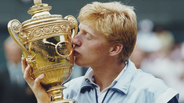 Boris Becker embrasse le trophée de Wimbledon après avoir battu Kevin Curren lors de la finale de 1985 à seulement 17 ans.