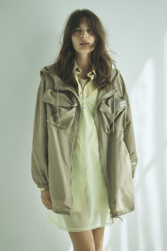 Veste Miu Miu, 3900 $, robe, 2270 $, chemise, 1690 $ et pull, 1210 $.