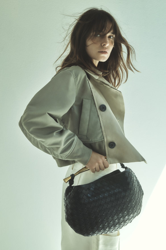Veste Sacai, 1824 $, de Net-a-Porter.  Jupe-culotte Oroton, 299 $.  Sac Bottega Veneta 