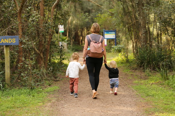 Cayla Dengate avec son fils et sa fille.