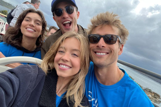 S'amuser à Sydney : de gauche à droite, Charlee Fraser, Darren Barnett, Sydney Sweeney et Glen Powell.