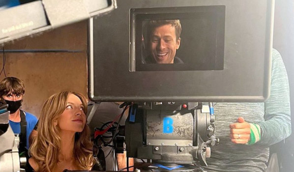 « Ils sont tous les deux tombés amoureux de Sydney, Australie » : Sydney Sweeney et Glen Powell sur le plateau.