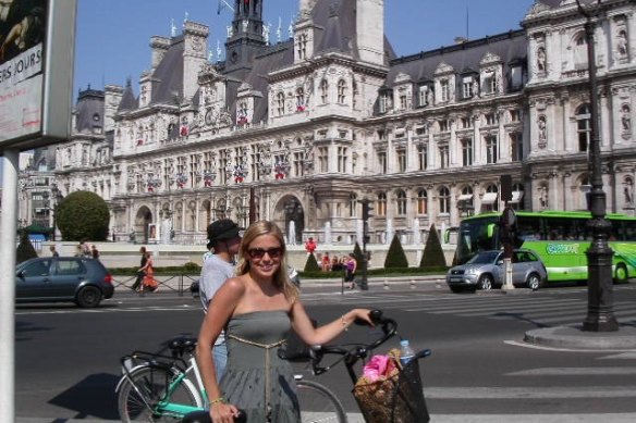 Coopes avec son fidèle vélo dans le Marais (Paris) en 2004.