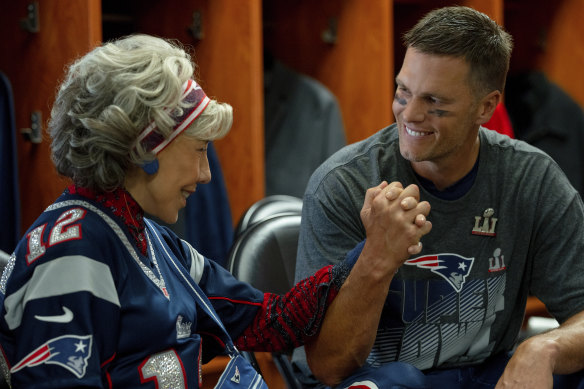 Lily Tomlin est obsédée par le quart-arrière vedette Tom Brady, qui joue son propre rôle, dans 80 For Brady.  