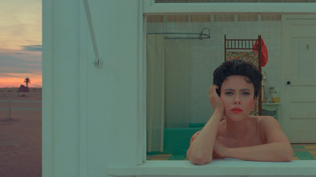 Scarlett Johansson dans Asteroid City du réalisateur Wes Anderson, une version de Focus Features.