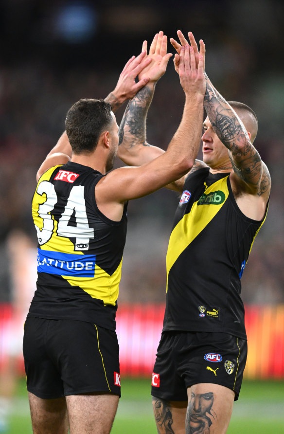 Jack Graham des Tigers célèbre avec Dustin Martin.