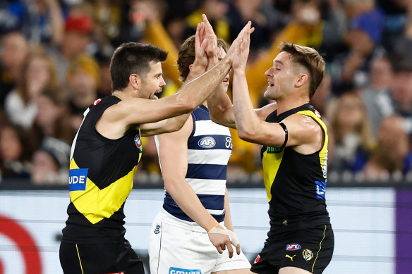 Trent Cotchin (à gauche) et Jayden Short des Tigers célèbrent un but.