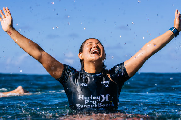 Brisa Hennessy après sa première victoire au WCT au Sunset Beach Pro d'Hawaï.