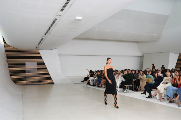 Le défilé de mode de Henne a eu lieu à l'intérieur de l'église anglicane St Barnabas, conçue par les architectes de Melbourne Francis-Jones Morehen Thorp.