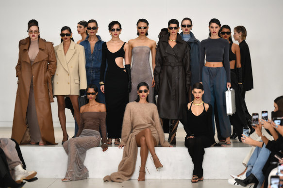 Modèles au salon Henne. 