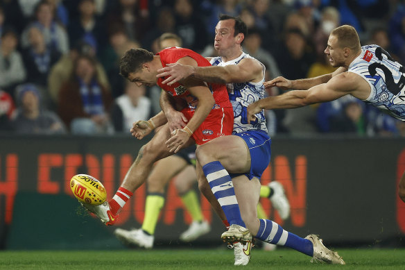 Tom Papley des Swans frappe le ballon tout en étant plaqué par Todd Goldstein des Kangourous.