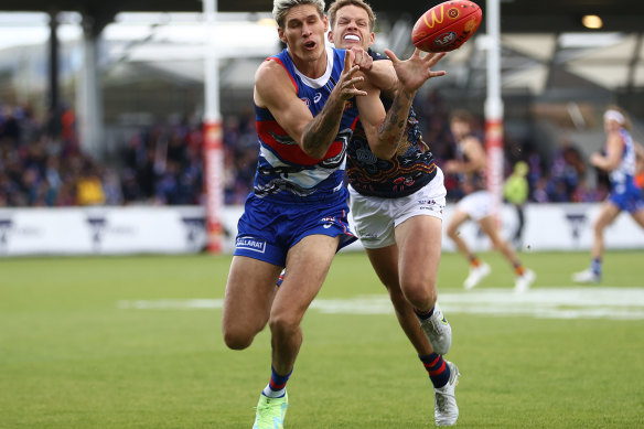 Rory Lobb des Bulldogs est défié par Mitchell Hinge des Crows.