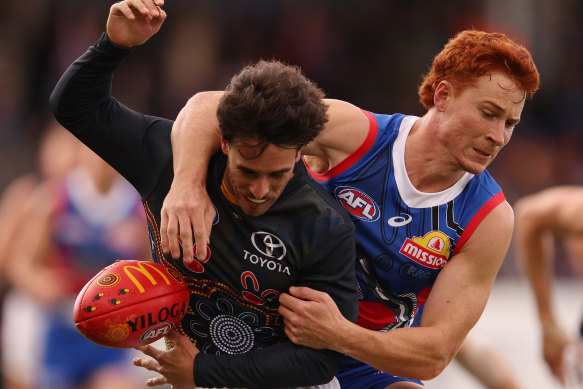 Lachlan Murphy des Crows est défié par Ed Richards des Bulldogs.