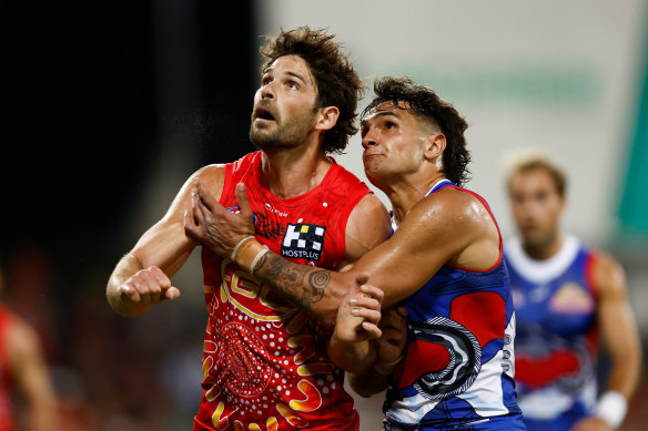 Levi Casboult des Suns et Jamarra Ugle-Hagan des Bulldogs.