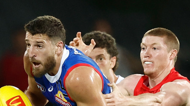 Marcus Bontempelli des Bulldogs est abordé par Matt Rowell des Suns.