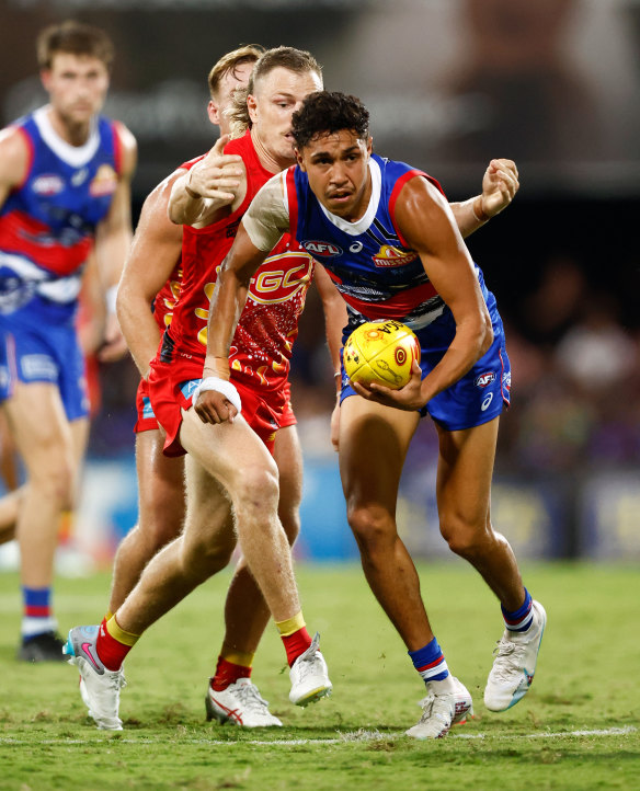 Arthur Jones des Bulldogs et Nick Holman des Suns.
