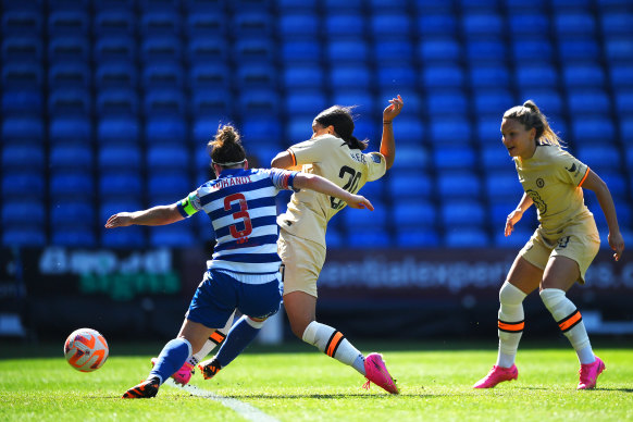 Sam Kerr de Chelsea marque le troisième but de l'équipe contre Reading lors du match de la FA Women's Super League.