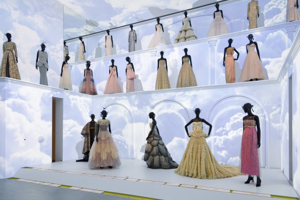 La Galerie Dior présente une vaste collection de couture vintage de l'histoire de la maison de couture.