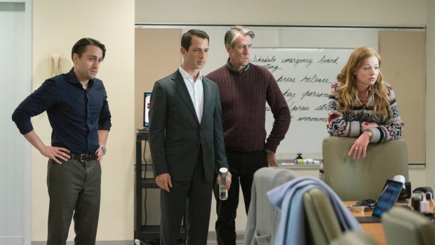 De gauche à droite : Roman Roy (Kieran Culkin), Kendall Roy (Jeremy Strong), Connor Roy (Alan Ruck) et Siobhan Roy (Sarah Snook) dans Succession.