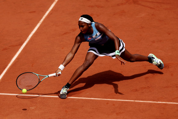 Le coup droit de Coco Gauff a vacillé dans le premier set contre Rebeka Masarova avant de se remettre.