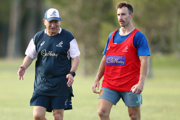 L'entraîneur des Wallabies Eddie Jones et le demi-arrière Nic White lors d'un camp en avril.