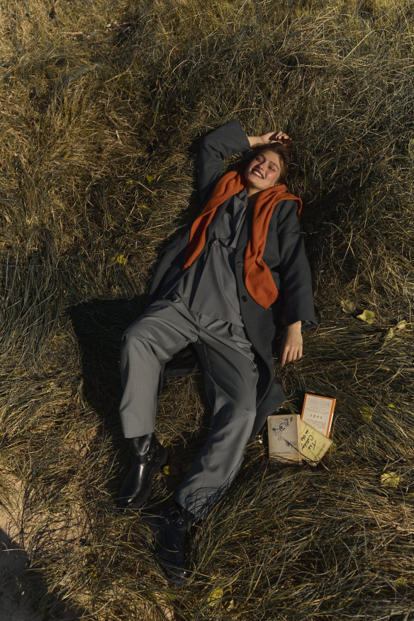 Manteau « Paloma » de Viktoria & Woods, 890 $, blazer « Morningstar », 750 $ et pantalon « Lawrence », 390 $.  Pull en cachemire 