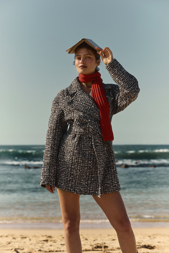 Manteau Joseph, foulard Sonya Hopkins, 275 $.