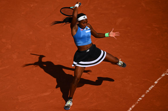 Coco Gauff joue un coup droit contre Karolina Anna Schmiedlova.