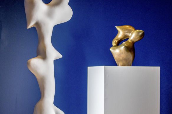 Vue d'installation de Hans Arp's Growth (1938, fonte 1960) et Crown of buds II (1936, fonte vers 1950), faisant partie de la collection du NGV.