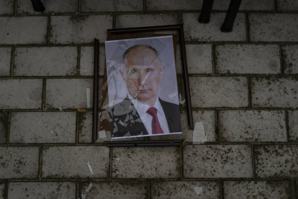 Un portrait brisé du président russe Vladimir Poutine se trouve à l'extérieur d'une prison de police utilisée pour détenir et torturer des prisonniers ukrainiens par les forces russes à Kherson.