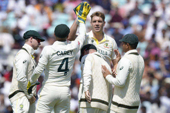 L'Australien Cameron Green à l'arrière, célèbre avec ses coéquipiers après avoir pris le guichet de Shardul Thakur en Inde.