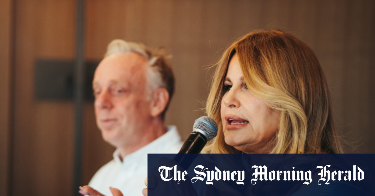 Jennifer Coolidge, la star de The White Lotus, partage ses règles de vie lors du spectacle plein à craquer de Vivid Sydney