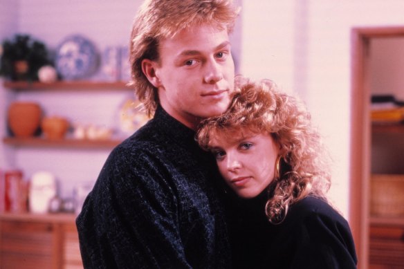 La carrière de Kylie Minogue a commencé sur Neighbours.