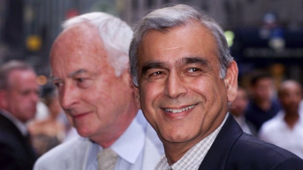 James Ivory, à gauche, avec Ismail Merchant à leur arrivée pour une vente aux enchères de souvenirs de films à New York en 1999.