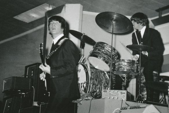 Les Beatles, sur scène au Festival Hall de Melbourne en 1964.