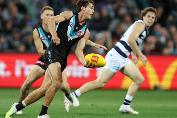 Connor Rozee obtient un handball.