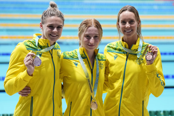 Shayna Jack (médaille d'argent), Mollie O'Callaghan (médaille d'or) et Emma McKeon (médaille de bronze) aux Jeux du Commonwealth à Birmingham l'an dernier. 
