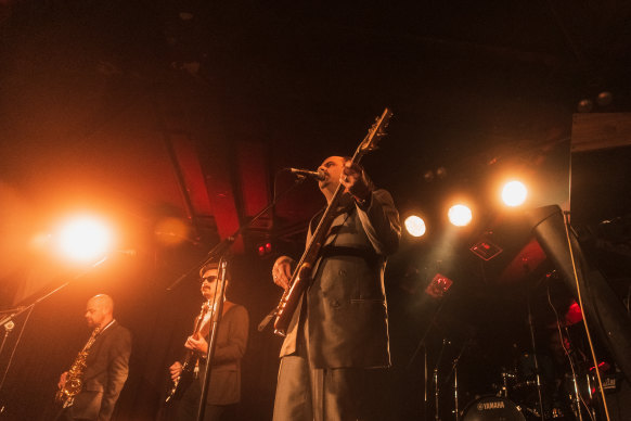 Donny Benet et le groupe se sont produits dans leur moule kitsch signature.